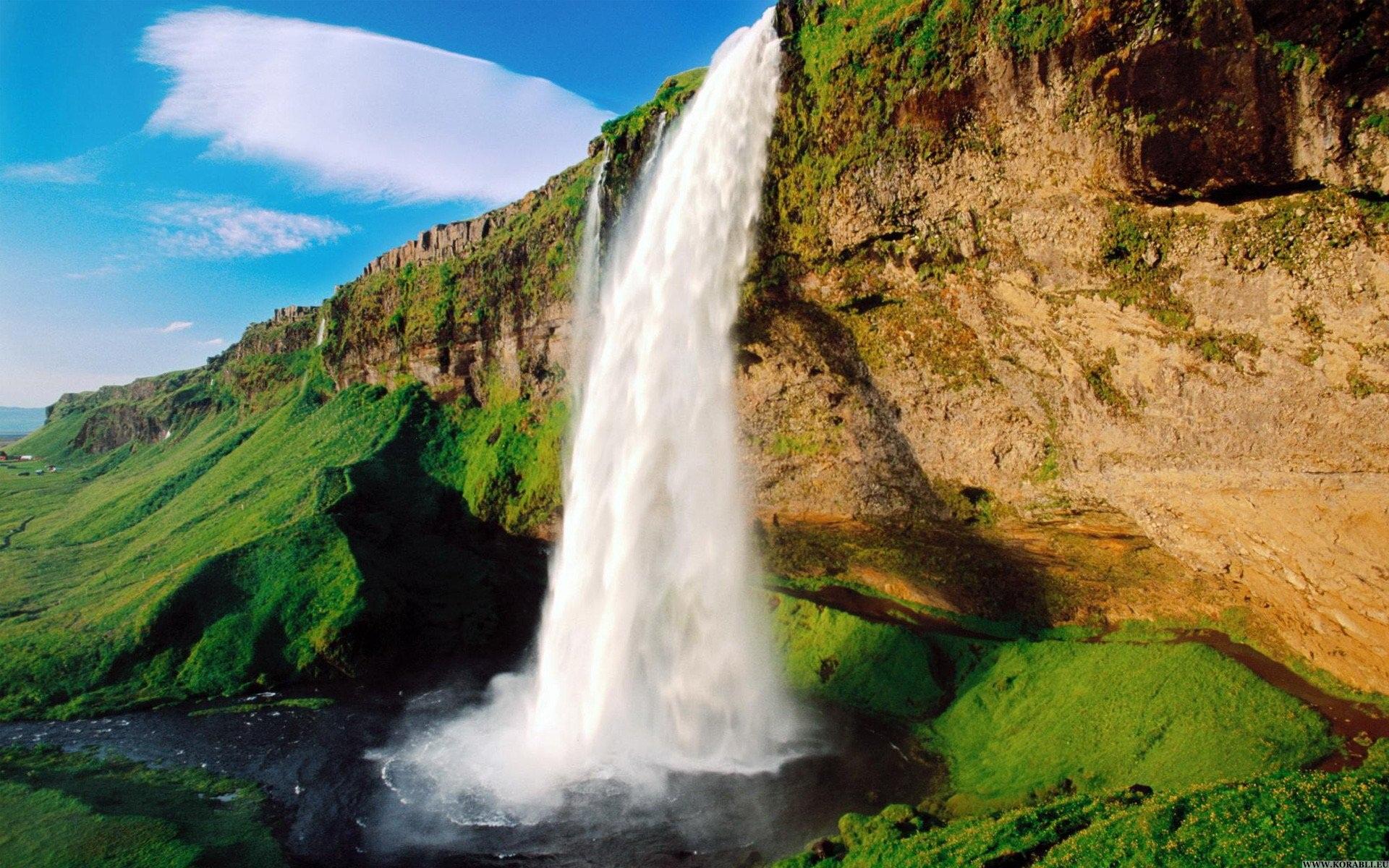 парящий водопад Исландии